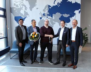 ProLeiT management welcomes 500th employee Tobias Schmidt (from left to right Josef Buchsteiner, Manfred Czepl, Tobias Schmidt, Wolfgang Ebster, Jürgen Wölfl)